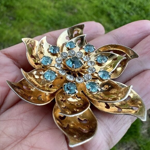 VTG Coro Pendant Brooch Pin 2 1/8" Tiered Flower Clear Blue Crystals Gold Plated - Picture 3 of 7
